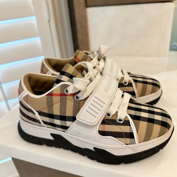 Size 32 kids Burberry shoes - Picture 3 of 4